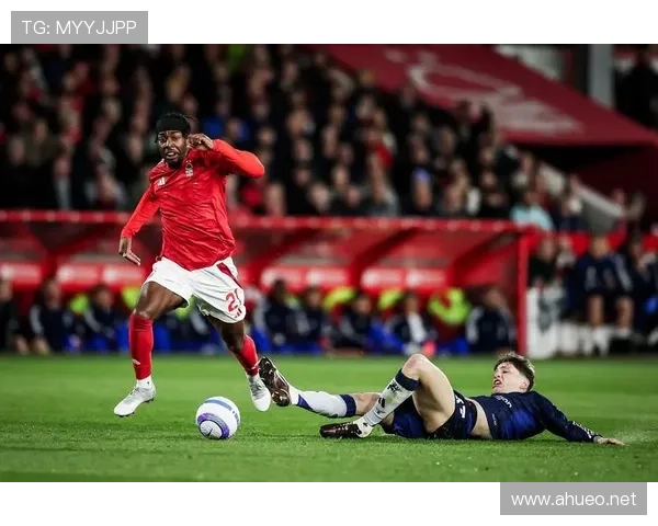 曼联关键比赛抗压能力不足问题显现,对赛季走势形成制约 曼联关键比赛抗压能力不足问题显现,对赛季走势形成制约