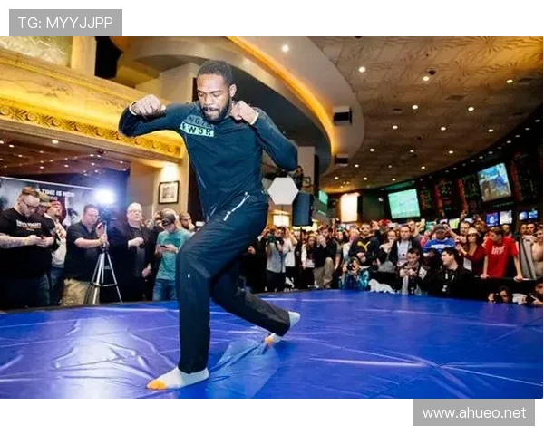 乔恩·琼斯在家练完拳顺手把厨房门当沙袋踹飞了