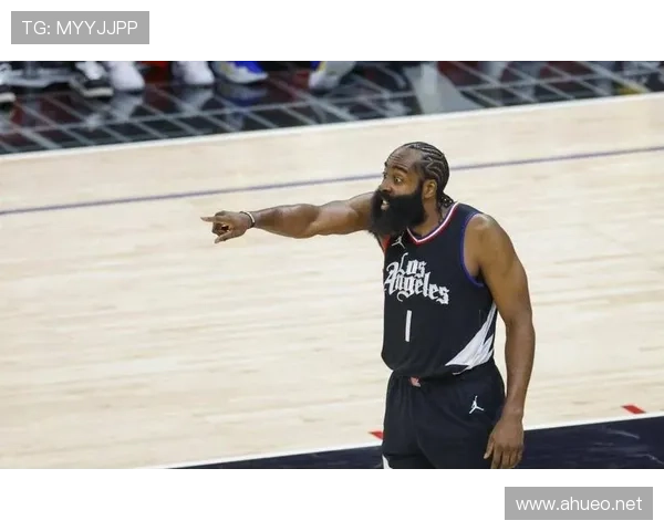 保罗·乔治高效突破拉开与哈登关键时刻得分差距